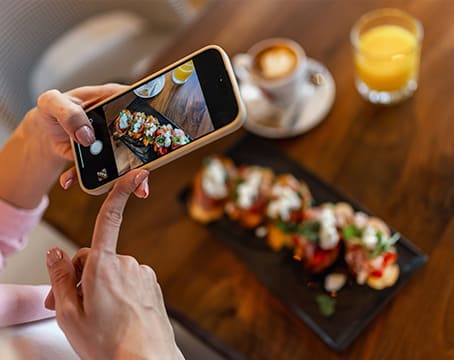 Photo d’un plat au restaurant avec un téléphone