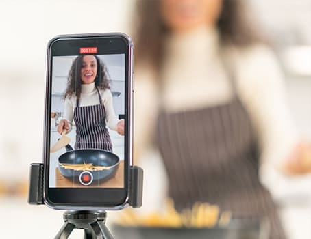 Prise de vue vidéo sur un téléphone posé sur un trépied