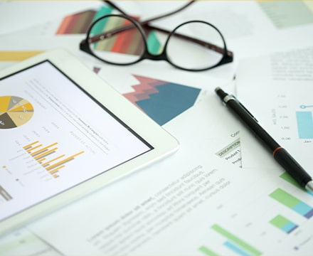 Graphiques sur papier et sur tablette avec des lunettes et un stylo