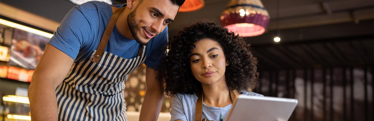 Serveurs dans un restaurant, regardant sur une tablette