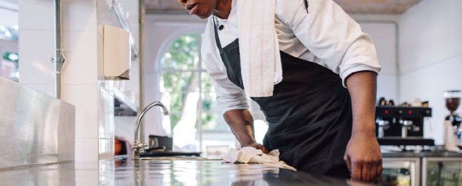 Nettoyage d'un plan de cuisine professionnel