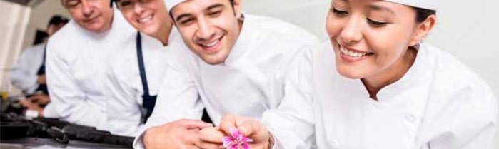 Serveurs et personnels de cuisine souriants