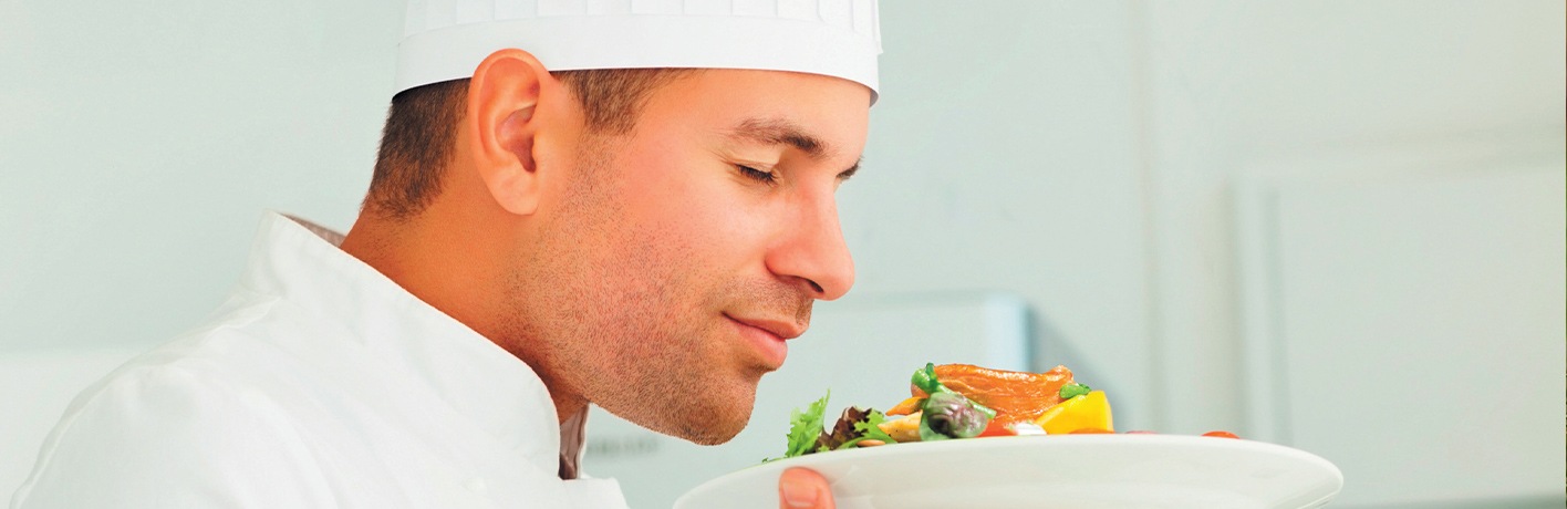 Chef qui hume un plat