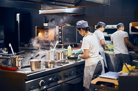 Personnels dans une cuisine de restaurant