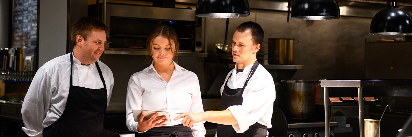 Chefs dans une cuisine de restaurant