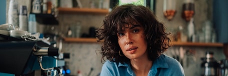 Gérante d’un coffee shop qui attend les clients