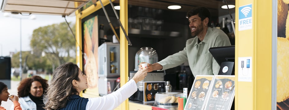 Vente d’un café dans un food truck