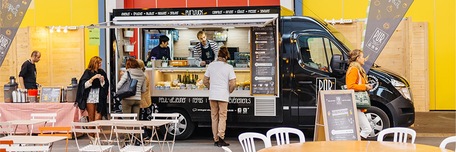 Food truck ouvert qui propose de la vente à emporter