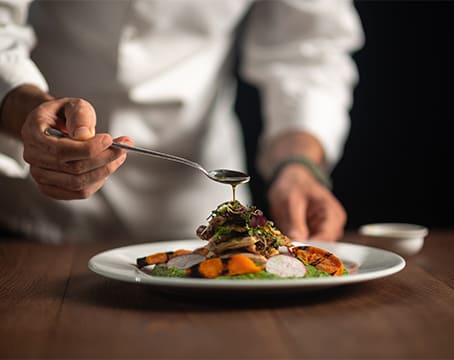 Montage d'une assiette dans un restaurant