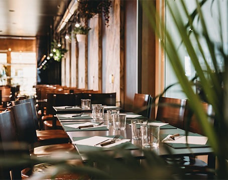 Ambiance de restaurant avec un table prête à accueillir les clients