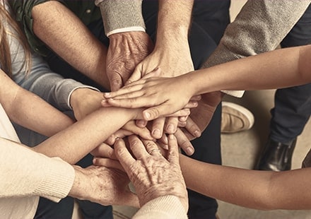 Mains réunies pour s'entraider