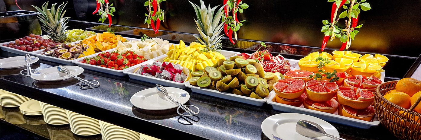 Différents plateaux de fruits exposés à un restaurant à volonté
