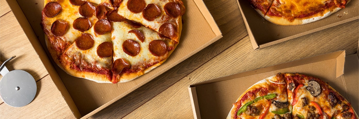Pizzas disposées dans des boîtes en carton pour la vente à emporter