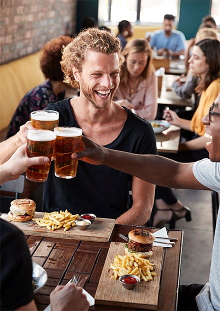 Des clients trinquent entre amis