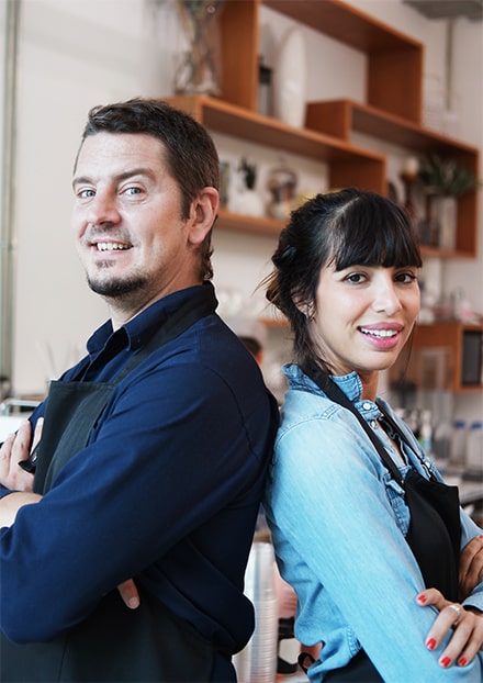 Deux restaurateurs posent face caméra
