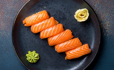 Assiette avec des sushis