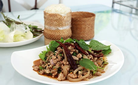 Plat asiatique composé de viande dans un restaurant