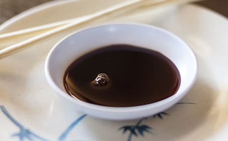 Sauce soja dans un récipient blanc