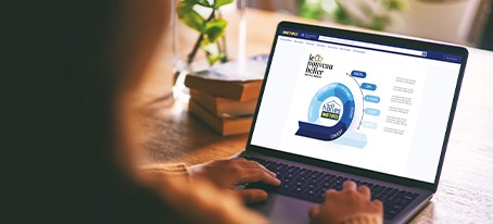 Personne sur un ordinateur portable qui consulte les datas