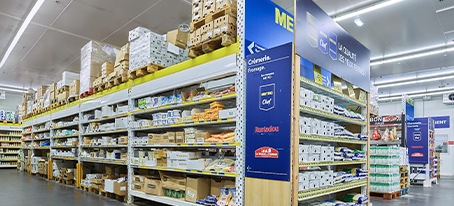 Halle METRO avec différents produits en vente