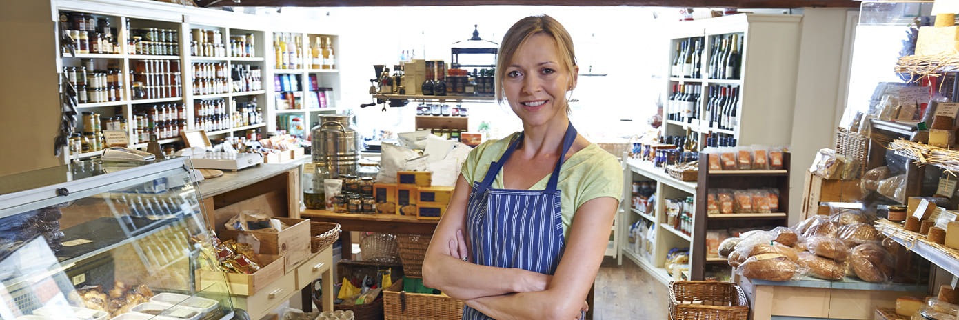 Gérante dans son épicerie