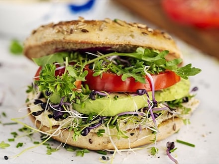 Gros plan sur un bagel et les aliments qui le composent