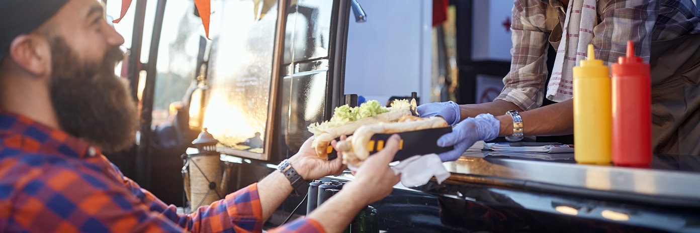 Vente de sandwichs à un client dans un food truck