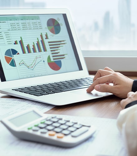 Rapport financier affiché sur un ordinateur