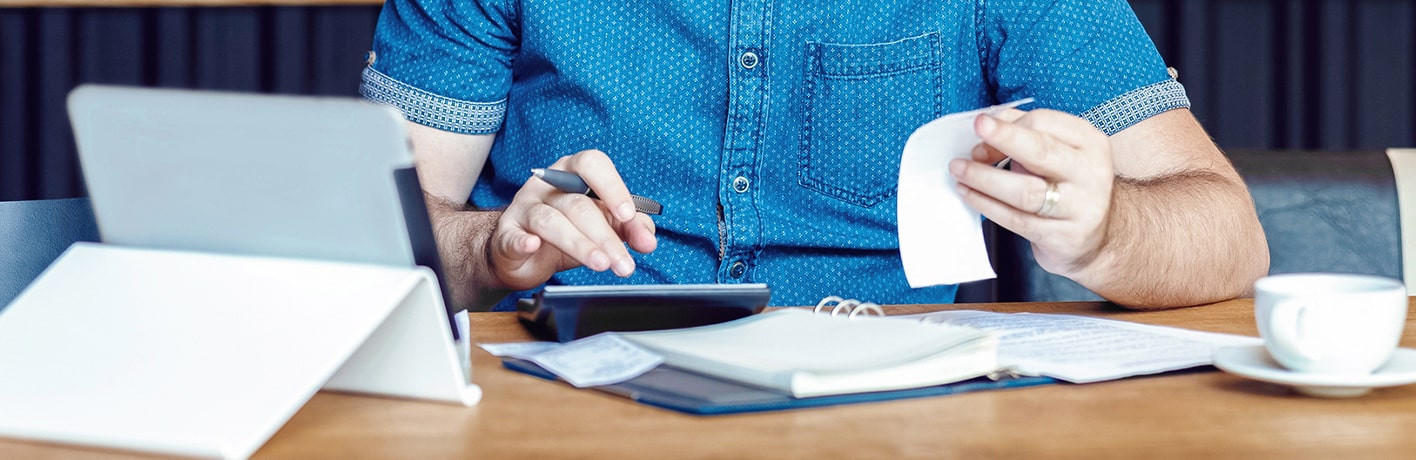 Propriétaire de restaurant faisant sa comptabilité