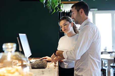 Consultation d’un ordinateur par des employés d’un restaurant