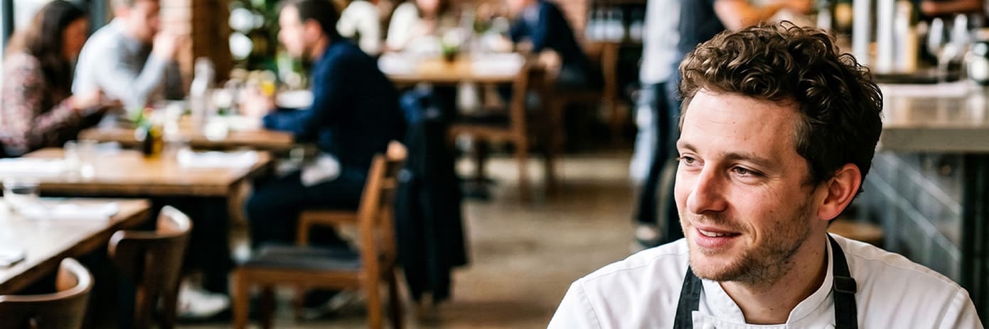 Serveur prenant sa pause déjeuner