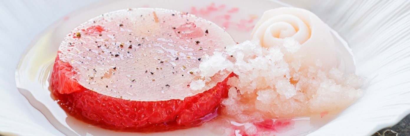 Recette de chef – Pomelo rose, infusion aux baies des bataks sorbet pamplemousse, granité – Christophe Bacquié