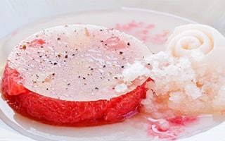 Recette de chef – Pomelo rose, infusion aux baies des bataks sorbet pamplemousse, granité – Christophe Bacquié