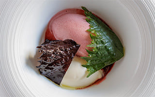 Recette de chef – La fraise de Carros soufflée glacée, lie de saké, shiso au sel - Tourteaux
