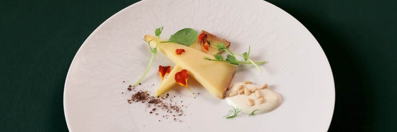 Recette de chef - Vieux comté de 14 mois, crème de pignons de pin à l'huile de truffe blanche