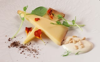 Recette de chef - Vieux comté de 14 mois, crème de pignons de pin à l'huile de truffe blanche