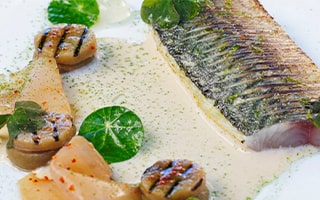 Recette de chef – Filet de maquereau en gravelax textures d’aubergine, velours d’amande – Christophe Bacquié
