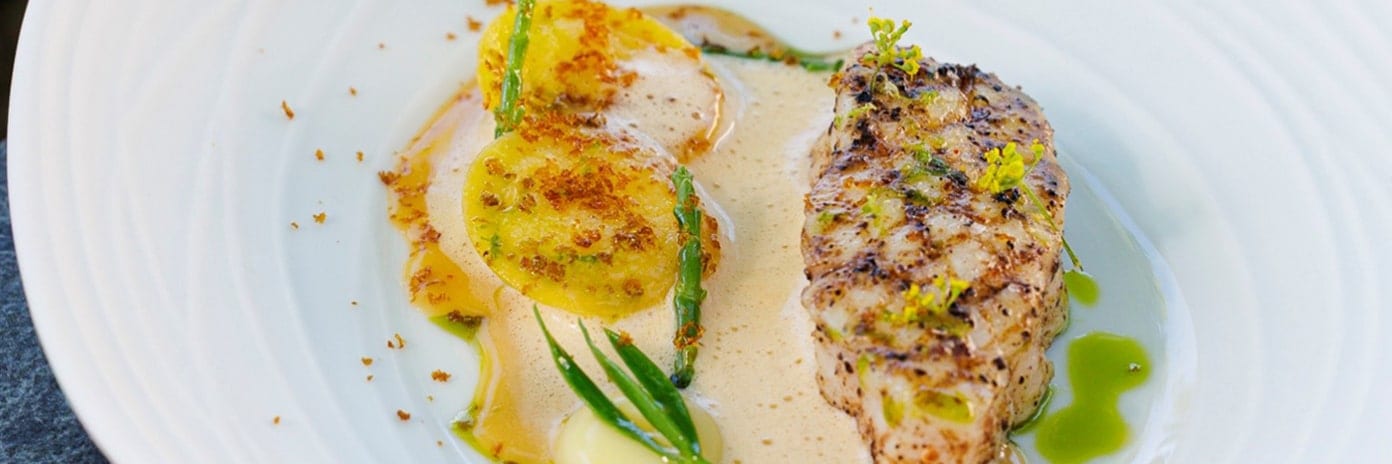 Recette de chef – Tranche de loup grillé – Ravioles crémeuses gel agrumes – Jus d’une soupe de poisson – Christophe Bacquié