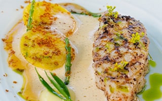 Recette de chef – Tranche de loup grillé – Ravioles crémeuses gel agrumes – Jus d’une soupe de poisson – Christophe Bacquié