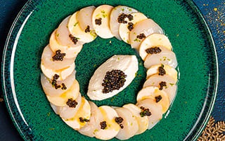 Recette de chef - Noix de Saint-Jacques en carpaccio, champignons de paris, caviar
