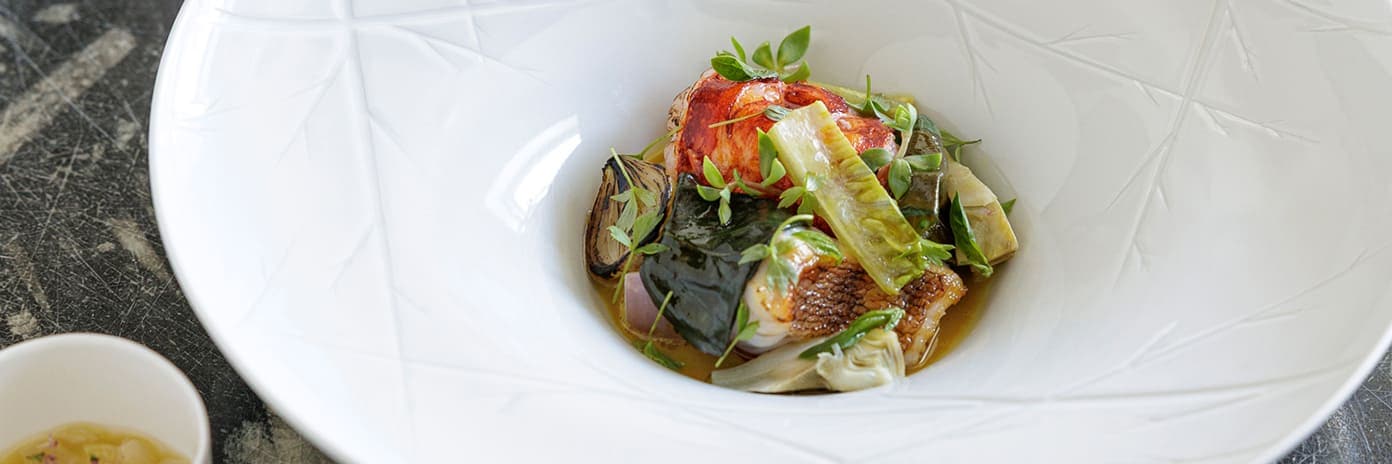 Recette de chef – Le chapon de Méditerranée et homard bleu, bouillon au vadouvan, livèche et artichauts violets – Tourteaux