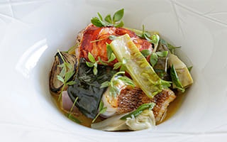 Recette de chef – Le chapon de Méditerranée et homard bleu, bouillon au vadouvan, livèche et artichauts violets – Tourteaux 