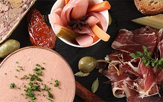 Recette de chef - Terrine et mousse de foies de volaille, palette ibérique, pickles, pain toasté de Amar Challal