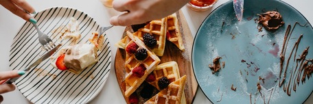 Assiettes avec des gaufres et de la glace