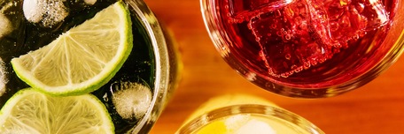 Verres colorés sur une table