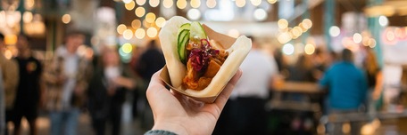 Main tenant un bao bun avec du tofu