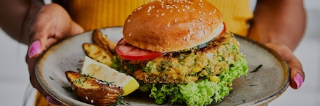 Assiette composée d’un hamburger et son accompagnement
