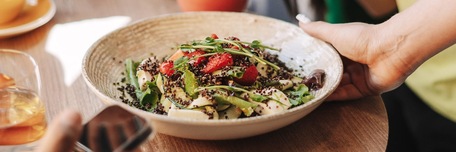 Serveuse servant une salade de quinoa