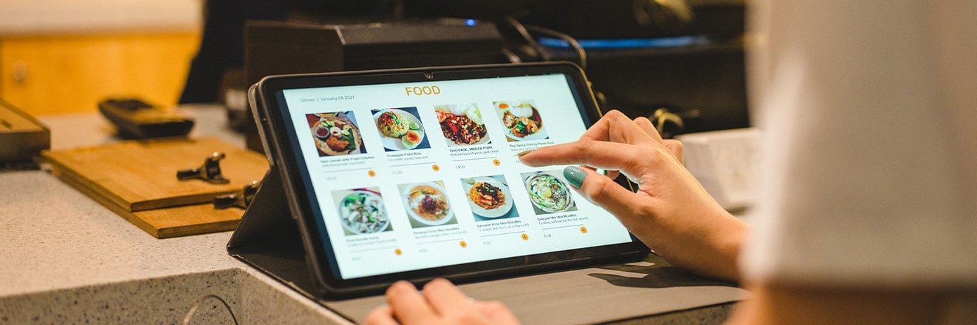 Commande de plats en ligne sur une tablette