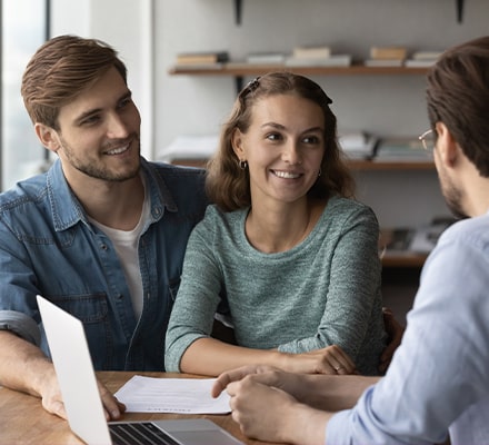 Couple discutant avec un banquier